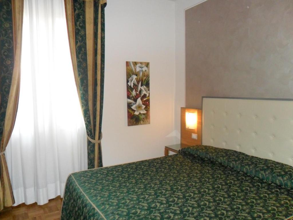 Hotel Riviera Segrate Habitación foto